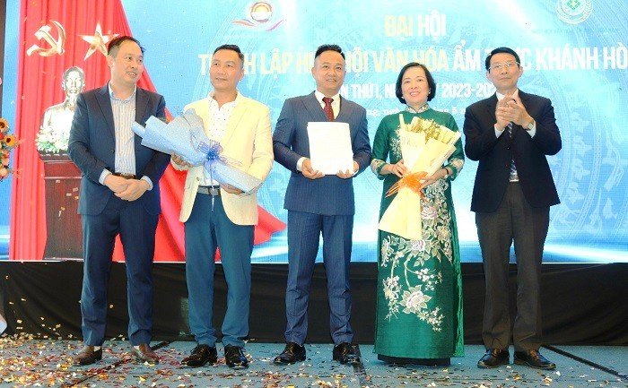 Ông Đinh Văn Thiệu – Phó Chủ tịch UBND tỉnh Khánh Hoà trao quyết định thành lập Hiệp hội Văn hóa ẩm thực Khánh Hòa